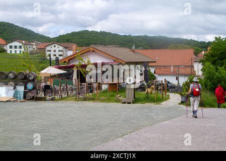 Pèlerins approchant le village espagnol de Viskarret tout en marchant le Camino de Santiago le chemin de Saint James route de pèlerinage Espagne Banque D'Images