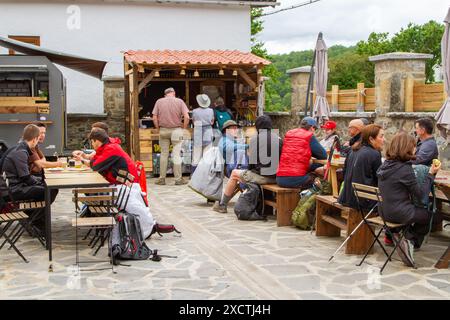 Pèlerins se reposant dans un café-bar dans le village espagnol de Viskarret tout en marchant le Camino de Santiago le chemin de Saint James route de pèlerinage Espagne Banque D'Images