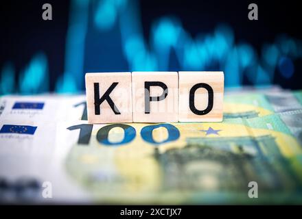 Vue rapprochée de cubes alphabétiques en bois orthographiés « KPO » au sommet d'une pile de billets en euros, mettant en évidence les thèmes de la finance, de l'investissement et de la budgétisation. Banque D'Images