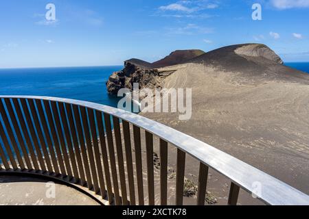 Zone aride du volcan capelinhos, île de Faial dans l'archipel des Açores. Banque D'Images