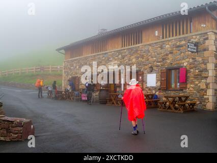 Pèlerins marchant le Camino de Santiago le chemin de St James par temps humide brumeux sur les Pyrénées françaises à l'Albergue de Orisson Banque D'Images