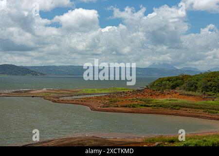 Vue sur le réservoir Arenal jusqu'au volcan Arenal au Costa Rica Banque D'Images