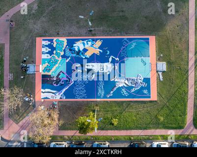 Buenos Aires, Argentine, 10 septembre 2023 : image aérienne du terrain de basket-ball de Saavedra qui a maintenant Manu Ginobili en arrière-plan Banque D'Images