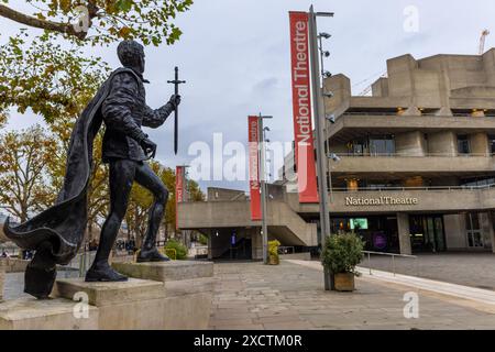 Londres, Angleterre : 22 novembre 2023 - Sir Laurence Olivier Statue et le Théâtre National sur la rive sud, Londres, Angleterre Banque D'Images