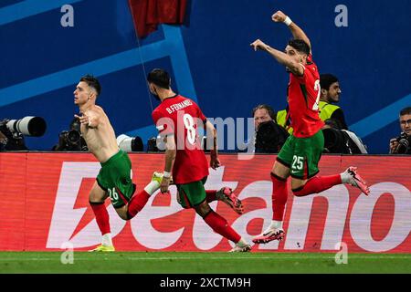 Leipzig, Allemagne. 18 juin 2024. Football : Championnat d'Europe, Portugal - République tchèque, tour préliminaire, groupe F, jour 1, stade de Leipzig, le Portugais Francisco Conceicao (l) célèbre avec le Portugais Bruno Fernandes (M) et le Portugais Pedro Neto après son but pour 2-1. Crédit : Hendrik Schmidt/dpa/Alamy Live News Banque D'Images
