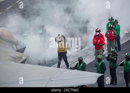 Océan Pacifique. 7 juin 2024. Les marins envoient un signal à un F-35C Lightning II, affecté au Marine Fighter Attack Squadron (VMFA) 314, sur le pont d'envol du porte-avions de classe Nimitz USS Abraham Lincoln (CVN 72). Abraham Lincoln, navire amiral du Carrier Strike Group Three, mène actuellement des exercices intégrés pour renforcer la préparation et la capacité du groupe de frappe dans la zone d'opérations de la 3e flotte américaine. (Crédit image : © U.S. Navy/ZUMA Press Wire) USAGE ÉDITORIAL SEULEMENT! Non destiné à UN USAGE commercial ! Banque D'Images