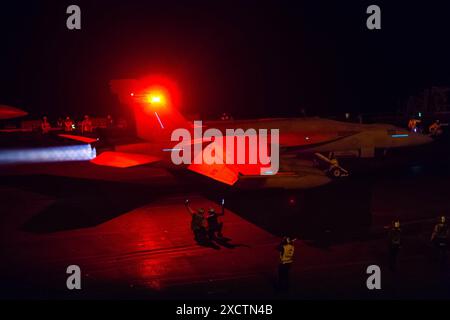 Mer de Chine méridionale. 11 juin 2024. Un F/A-18E Super Hornet, affecté aux Checkmates volants du Strike Fighter Squadron (VFA) 211, se prépare à décoller du poste de pilotage du porte-avions de classe Nimitz USS Theodore Roosevelt (CVN 71), le 11 juin 2024. Theodore Roosevelt, navire amiral du Carrier Strike Group Nine, mène des opérations de routine dans la zone d'opérations de la 7e flotte américaine. La 7th Fleet des États-Unis est la plus grande flotte numérotée déployée vers l'avant des Navys des États-Unis. Elle interagit et opère régulièrement avec des alliés et des partenaires pour préserver une région indo-pacifique libre et ouverte. (Image crédit : Banque D'Images