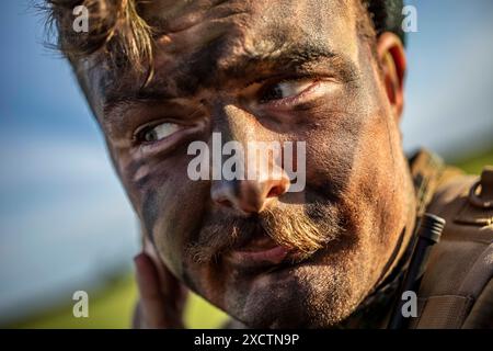 10 juin 2024 - Gotlands, Suède - Un Marine américain de la compagnie Bravo, 4e bataillon de reconnaissance, 4e division des Marines, applique une peinture de camouflage sur son visage lors de l'exercice Baltic Operations (BALTOPS) 24 à Gotland, Suède, le 10 juin 2024. BALTOPS 24 est le premier exercice axé sur la mer dans la région Baltique. L’exercice, dirigé par les forces navales américaines Europe-Afrique et exécuté par les forces navales de frappe et de soutien OTAN, offre une occasion unique de formation pour renforcer les capacités de réaction combinées essentielles à la préservation de la liberté de navigation et de la sécurité dans la mer Baltique. (Crédit image : © Banque D'Images