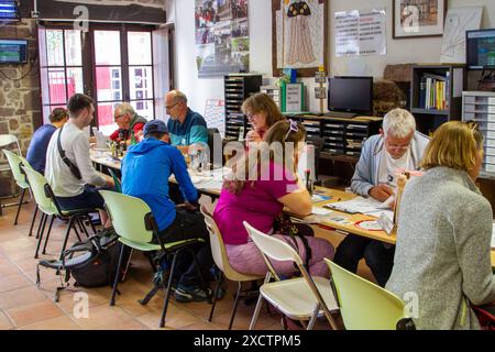 Pèlerins qui obtiennent leur titre de créditeur à Saint-Jean-pied-de-Port avant de commencer à marcher le Camino de Santiago sur les Pyrénées depuis la France Banque D'Images