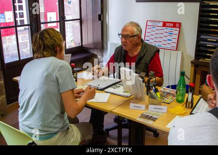 Pilgrim obtenant son titre d'identification estampillé à Saint-Jean-pied-de-Port avant de commencer à marcher le Camino de Santiago sur les Pyrénées depuis la France Banque D'Images