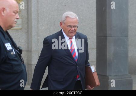 New York, États-Unis. 18 juin 2024. Le sénateur Robert Menendez quitte le tribunal du SDNY alors que son procès reprend sur des accusations de corruption en Égypte et au Qatar. Credit : Matthew Russell Lee/Alamy Live News Banque D'Images