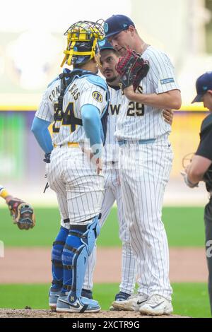 Le lanceur de secours des Milwaukee Brewers Trevor Megill (29 ans) et le receveur William Contreras (24 ans) se rencontrent au monticule pour discuter de stratégie lors du match de saison régulière de la MLB entre les Reds de Cincinnati et les Brewers de Milwaukee à l'American Family Field à Milwaukee, Wisconsin, le 16 juin 2024. Les Brewers ont battu les Reds 5-4. (Max Siker / image du sport) Banque D'Images