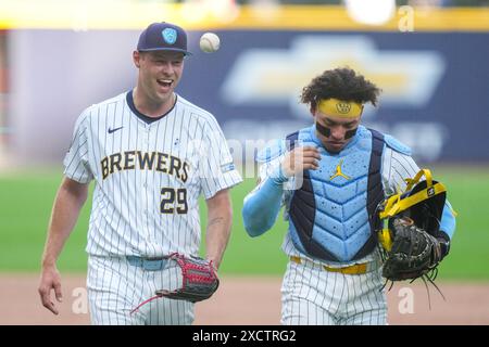 Le lanceur de secours des Milwaukee Brewers Trevor Megill (29) et le receveur William Contreras (24) célèbrent la victoire après le match de saison régulière de la MLB entre les Reds de Cincinnati et les Brewers de Milwaukee à l'American Family Field à Milwaukee, Wisconsin, le 16 juin 2024. Les Brewers ont battu les Reds 5-4. (Max Siker / image du sport) Banque D'Images