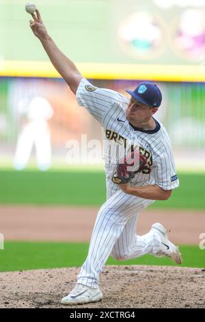 Trevor Megill (29), lanceur de secours des Milwaukee Brewers, lance un pitch lors du match de saison régulière de la MLB entre les Reds de Cincinnati et les Brewers de Milwaukee à American Family Field à Milwaukee, Wisconsin, le 16 juin 2024. Les Brewers ont battu les Reds 5-4. (Max Siker / image du sport) Banque D'Images