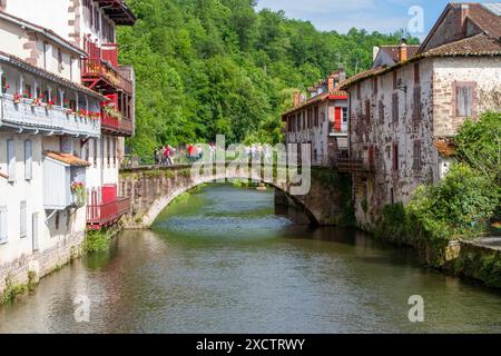 La rivière Nive qui coule à travers la ville de Saint-Jean-pied-de-Port l'ancienne capitale de la province basque traditionnelle de basse Navarre France Camino Banque D'Images