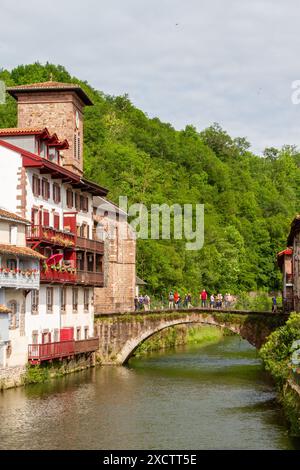 La rivière Nive qui coule à travers la ville de Saint-Jean-pied-de-Port l'ancienne capitale de la province basque traditionnelle de basse Navarre France Camino Banque D'Images