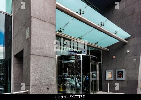 Vue rapprochée de l'entrée de l'hôtel Radisson Blu, Golden Lane, Dublin, Irlande. Banque D'Images