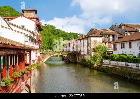 La rivière Nive qui coule à travers la ville de Saint-Jean-pied-de-Port l'ancienne capitale de la province basque traditionnelle de basse Navarre France Camino Banque D'Images