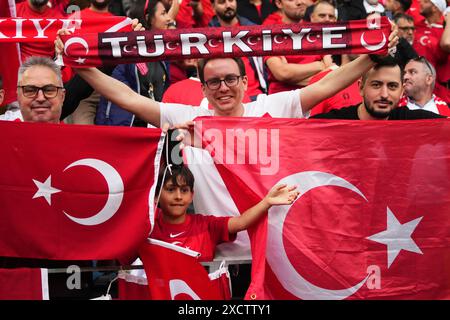 Dortmund, Allemagne. 18 juin 2024. Les fans de Turkiye lors du match UEFA Euro 2024 opposant Turkiye à la Géorgie, Groupe F, date 1, ont joué au BVB Stadion le 18 juin 2024 à Dortmund, en Allemagne. (Photo de Sergio Ruiz/PRESSINPHOTO) crédit : AGENCE SPORTIVE PRESSINPHOTO/Alamy Live News Banque D'Images