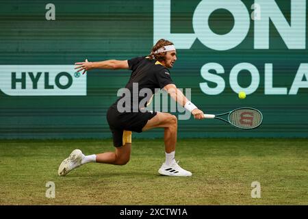 Halle, Westfalen, Allemagne. 18 juin 2024. STEFANOS TSITSIPAS (GRE) revient un revers lors de l'ATP-Tour Terra Wortmann Open Singles, hommes, 1er tour. Tsitsipas a gagné 7-6(7), 7-6(2). (Crédit image : © Mathias Schulz/ZUMA Press Wire) USAGE ÉDITORIAL SEULEMENT! Non destiné à UN USAGE commercial ! Banque D'Images