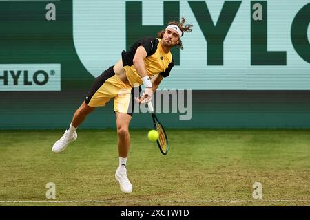 Halle, Westfalen, Allemagne. 18 juin 2024. STEFANOS TSITSIPAS (GRE) sert lors de l'ATP-Tour Terra Wortmann Open Singles, hommes, 1er tour. Tsitsipas a gagné 7-6(7), 7-6(2). (Crédit image : © Mathias Schulz/ZUMA Press Wire) USAGE ÉDITORIAL SEULEMENT! Non destiné à UN USAGE commercial ! Banque D'Images