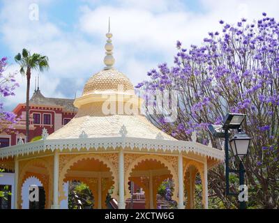 Plaza de la Constitucion à la Orotava, Tenerife. Grand kiosque dans le style mauresque à l'arrière-plan de Jacaranda Blooming tree. Banque D'Images