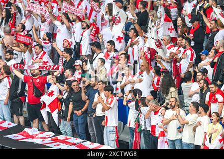 Supporters et supporters de Géorgie lors d'un match de football entre les équipes nationales de Turquie et de Géorgie le premier jour du Groupe F dans la phase de groupes du tournoi UEFA Euro 2024 , le mardi 18 juin 2024 à Dortmund , Allemagne . PHOTO SPORTPIX | David Catry Banque D'Images