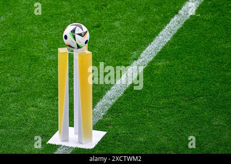 Dortmund, Allemagne. 18 juin 2024. Match ball avant un match de football entre les équipes nationales de Turquie et de Géorgie le premier jour de match du Groupe F dans la phase de groupes du tournoi UEFA Euro 2024, le mardi 18 juin 2024 à Dortmund, Allemagne . Crédit : Sportpix/Alamy Live News Banque D'Images