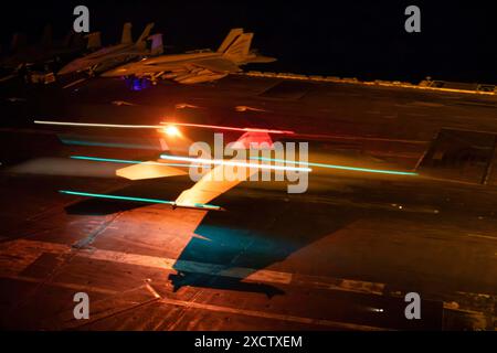 Océan Pacifique. 21 mai 2024. Un F/A-18F Super Hornet, affecté au Strike Fighter Squadron (VFA) 41, atterrit sur le pont d'envol du porte-avions USS Abraham Lincoln (CVN 72) de classe Nimitz. Abraham Lincoln, navire amiral du Carrier Strike Group Three, mène actuellement des exercices intégrés pour renforcer la préparation et la capacité du groupe de frappe dans la zone d'opérations de la 3e flotte américaine. (Crédit image : © U.S. Navy/ZUMA Press Wire) USAGE ÉDITORIAL SEULEMENT! Non destiné à UN USAGE commercial ! Banque D'Images