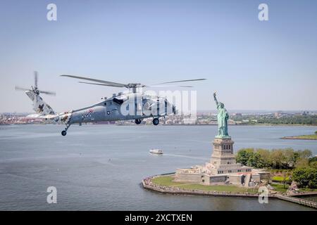 24 mai 2024 - Staten Island, New York, États-Unis - les techniciens de l'US Navy chargés de l'élimination des munitions explosives (EOD) des unités mobiles d'élimination des munitions explosives (EODMU) 2 et 6 survolent New York City avant d'effectuer une démonstration de cordes rapide à partir d'un MH-60S KnightHawk attaché aux ''Tridents'' du Helicopter Sea combat Squadron 9, lors d'un événement de sensibilisation communautaire à l'événement aéronautique de l'école secondaire Middletown, le 24 mai 2024. Fleet week New York est un événement d'une semaine à l'échelle de la ville avec plus de 2 300 marins, Marines et membres de la Garde côtière participant à la 36e année de cette tradition navale mettant en valeur notre marine Banque D'Images