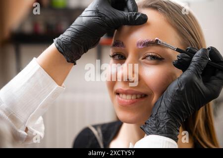 Portrait de jeune femme au cours d'une procédure de lamination des sourcils Banque D'Images