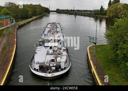 Le pétrolier Wiki quitte le système d'écluse Wanne-Eickel, canal Rhin-Herne, Allemagne, Rhénanie-du-Nord-Westphalie, région de la Ruhr, Herne Banque D'Images