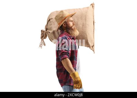 Fermier barbu portant un sac sur une épaule et marchant isolé sur fond blanc Banque D'Images