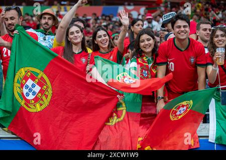 Leipzig, Allemagne. 18 juin 2024. Les supporters portugais apprécient l'ambiance du match UEFA EURO Group F 2024 entre le Portugal et la République tchèque au stade de Leipzig à Leipzig, en Allemagne, le 18 juin 2024 (photo Andrew SURMA/ crédit : Sipa USA/Alamy Live News Banque D'Images