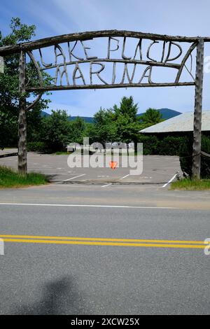 Lake Placid Marina avec un panneau en bois fait main intéressant Banque D'Images