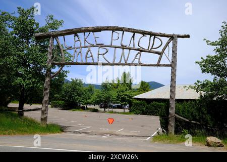 Lake Placid Marina avec un panneau en bois fait main intéressant Banque D'Images