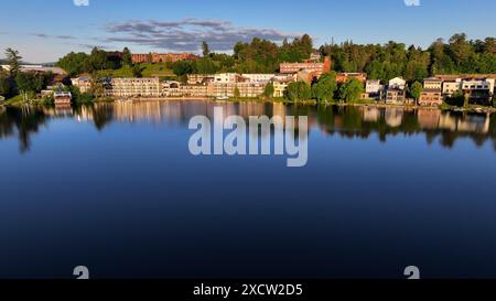 Vue des hôtels depuis l'eau le long du lac Mirror à Lake Placid, New York Banque D'Images