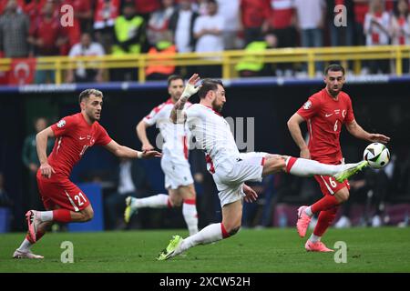 Guram Kashia (Georgia)bars Alper Ylmaz (Turkiye)Orkun Kokcu (Turkiye) lors du match UEFA Euro Allemagne 2024 entre Turkiye 3-1 Georgia au BVB Stadion Dortmund le 18 juin 2024 à Dortmund, Allemagne. Crédit : Maurizio Borsari/AFLO/Alamy Live News Banque D'Images