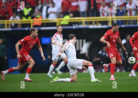 Orkun Kokcu (Turkiye)Guram Kashia (Georgia)bars Alper Ylmaz (Turkiye) lors du match UEFA Euro Allemagne 2024 entre Turkiye 3-1 Georgia au BVB Stadion Dortmund le 18 juin 2024 à Dortmund, Allemagne. Crédit : Maurizio Borsari/AFLO/Alamy Live News Banque D'Images