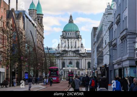 Rue commerçante principale Belfast Donegall place Belfast en regardant vers l'hôtel de ville de Belfast. Banque D'Images