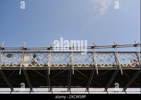 31 mai 2024 - chester uk : vue sur la vieille passerelle Queens Park avec des gens marchant à travers le jour d'été Banque D'Images