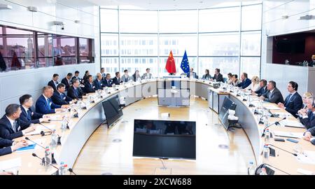 Bruxelles, Belgique. 18 juin 2024. Le vice-premier ministre chinois Ding Xuexiang, également membre du Comité permanent du Bureau politique du Comité central du Parti communiste chinois, rencontre le vice-président exécutif de la Commission européenne Maros Sefcovic à Bruxelles, Belgique, le 18 juin 2024. Ding et Sefcovic ont tenu mardi à Bruxelles le cinquième dialogue de haut niveau sur l'environnement et le climat entre la Chine et l'Union européenne (UE). Crédit : Huang Jingwen/Xinhua/Alamy Live News Banque D'Images