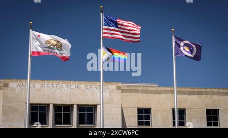 Moffett Field, Californie, États-Unis. 5 juin 2024. Le drapeau Intersex Progress Pride vole sous le drapeau américain sur le pôle central avec le drapeau de l'État de Californie et le drapeau de la NASA de chaque côté. Le drapeau Intersex Progress Pride vole pour la première fois dans n'importe quel centre de la NASA devant le bâtiment de l'administration Ames, N200, pour commémorer le mois de la fierté. (Crédit image : © NASA/ZUMA Press Wire) USAGE ÉDITORIAL SEULEMENT! Non destiné à UN USAGE commercial ! Banque D'Images