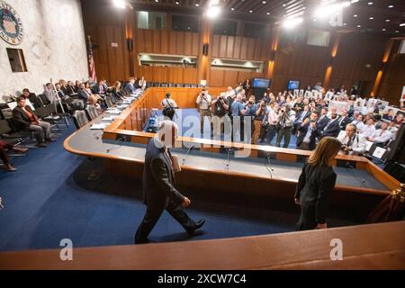 Washington, États-Unis d'Amérique. 18 juin 2024. Le PDG de Boeing, Dave Calhoun, arrive pour une audience du Sénat sur la sécurité intérieure et les affaires gouvernementales - sous-Commission des enquêtes pour examiner la culture de sécurité brisée de Boeing, en se concentrant sur le témoignage du PDG Dave Calhoun, dans le bâtiment des bureaux du Sénat Dirksen à Washington, DC, le mardi 18 juin 2024. Crédit : Rod Lamkey/CNP/SIPA USA crédit : SIPA USA/Alamy Live News Banque D'Images