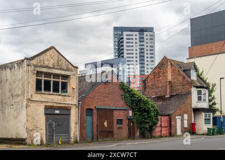 Southampton - vue depuis Albert Road S surplombant les anciens magasins de travail vers Moresby Tower à Ocean Village marina, Southampton, Hampshire Angleterre, Royaume-Uni Banque D'Images