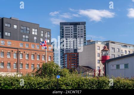 Southampton - vue de Saltmarsh Rd vers Albert Road S et les tours Moresby, avec le phare Calshot Spit à droite, Hampshire, Angleterre, Royaume-Uni Banque D'Images