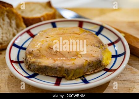 Plat d'entrée foie gras gras produit alimentaire de spécialité à base de foie de canard ou d'oie engraissé par gavage, gavage forcé, servi dans un restauran français Banque D'Images