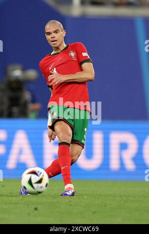 Leipzig, Allemagne, 18, juin 2024. Pepe passe le ballon lors du match entre Portugal vs Czechia. UEFA Euro 2024 Allemagne. Groupe F. crédit : Fabideciria/Alamy Live News Banque D'Images