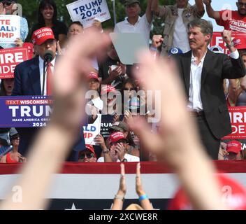 Racine, Wisconsin, États-Unis. 18 juin 2024. Le candidat présidentiel républicain présumé DONALD J. TRUMP tient un rassemblement mardi 18 juin 2024 au Festival Hall Park à racine, Wisconsin, et présente ERIC HOVDE qui se présente pour déloger le sénateur démocrate sortant Tammy Baldwin. (Crédit image : © Mark Hertzberg/ZUMA Press Wire) USAGE ÉDITORIAL SEULEMENT! Non destiné à UN USAGE commercial ! Banque D'Images