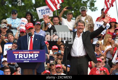 Racine, Wisconsin, États-Unis. 18 juin 2024. Le candidat présidentiel républicain présumé DONALD J. TRUMP tient un rassemblement mardi 18 juin 2024 au Festival Hall Park à racine, Wisconsin, et présente ERIC HOVDE qui se présente pour déloger le sénateur démocrate sortant Tammy Baldwin. (Crédit image : © Mark Hertzberg/ZUMA Press Wire) USAGE ÉDITORIAL SEULEMENT! Non destiné à UN USAGE commercial ! Banque D'Images